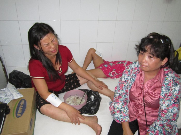 Cô giáo Phùng Thị Thu Hương khóc nức nở tại bệnh viện.