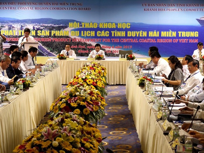 Các đại biểu tham luận tại hội thảo.