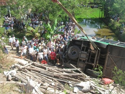 Xe khách Mai Linh lao xuống ruộng khiến 3 người chết, 31 người bị thương. ảnh: Hoài Văn.