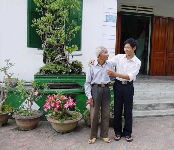 Giáo viên trẻ Đồng Minh Hiệp (24 tuổi), con một Cựu chiến binh tình nguyện ra Trường Sa công tác (trong ảnh lúc chia tay ông nội tại quê nhà)