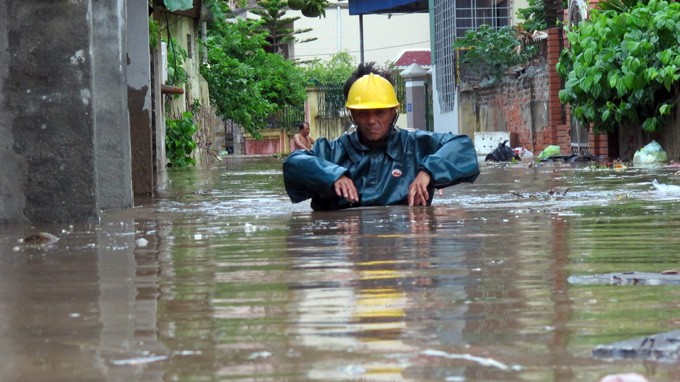 Tại phường Ngọc Hải, quận Đồ Sơn (Hải Phòng), mưa lớn và triều cường gây ngập đến ngang ngực người dân -