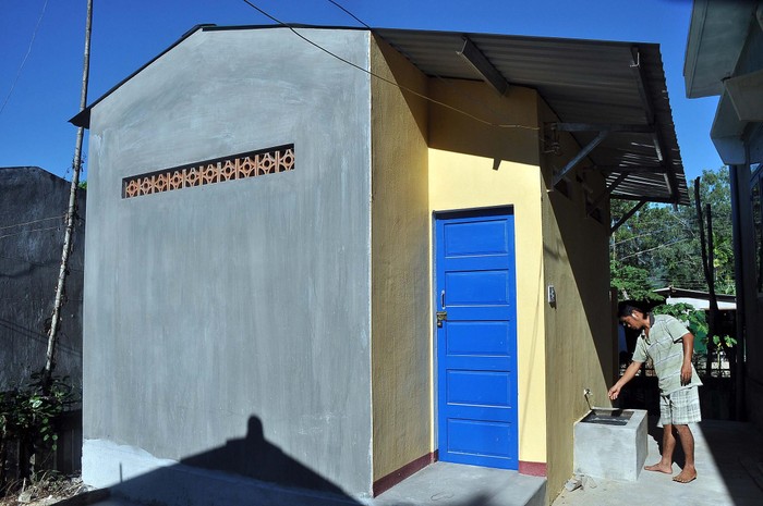 Nhà vệ sinh trường TH Long Sơn đang được thanh kiểm tra