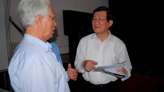 Chủ tịch Trương Tấn Sang nhận ý kiến đóng góp của cử tri sau buổi chất vấn