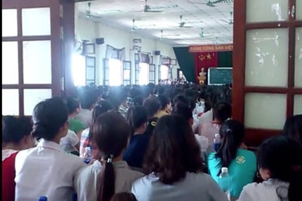Học sinh luyện thi văn bằng cách đọc to, đọc thuộc tại một lò luyện thi ĐH tại Hà Nội.