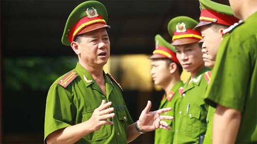 Trung tá Văn Đình Hạnh, đại đội trưởng đại đội 2 trung đoàn cảnh sát cơ động Công an Hà Nội, phổ biến một số quy chế cho các chiến sĩ bảo vệ an toàn việc vận chuyển bài thi ĐH.
