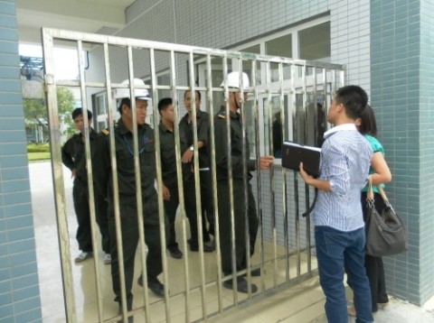 Gần chục bảo vệ Nhà máy Nhiệt điện Hải Phòng vẫn "cấm cửa" phóng viên báo chí. Ảnh: NLĐ.