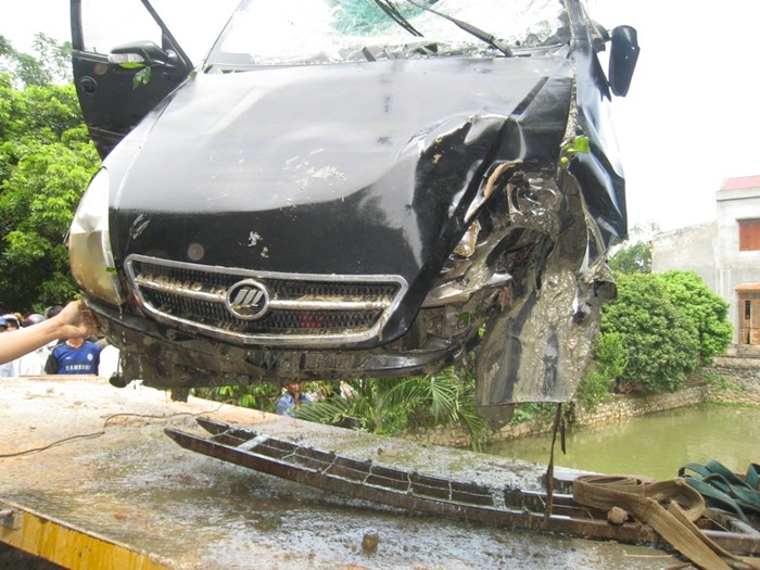 Toàn bộ thân của chiếc xe đã bị hư hỏng nặng