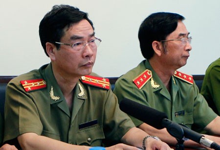 Đại tá Phạm Văn Miên (bên trái). Ảnh: CAND