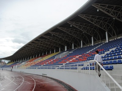 Sân vận động huyện Hoài Đức với 4.000 chỗ ngồi có mái che. Ảnh: Minh Tuấn.