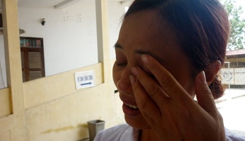 Chị Nguyệt vừa nói vừa khóc khi kể về chuyện bệnh nhân bị làm giả kết quả xét nghiệm và chuyện cán bộ bệnh viện phải “chịu nhục” khi làm việc dưới một Giám đốc độc đoán - (Ảnh: C.Q)
