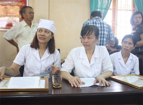 Từ trái sang, các chị Hoàng Thị Nguyệt, Khuất Thị Định và Nguyễn Thị Nam Đông là 3 cá nhân được vinh danh vì hành động dũng cảm tố cáo những sai phạm ở Bệnh viện đa khoa Hoài Đức. Ảnh: Phan Dương.