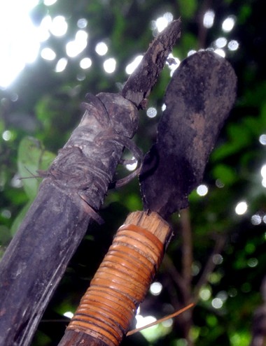 Giáo, mác được làm từ mảnh bom nhặt trên rẫy, vũ khí dùng đi săn heo rừng của hai cha con "người rừng". Ảnh: Trí Tín.