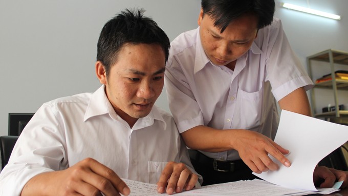 Thạc sĩ Nguyễn Tấn Để (trái) về Cà Mau làm việc theo diện thu hút nhân tài của tỉnh. Tỉnh này hỗ trợ thạc sĩ 180 lần mức lương tối thiểu, tức 189 triệu đồng - Ảnh: H.Bình