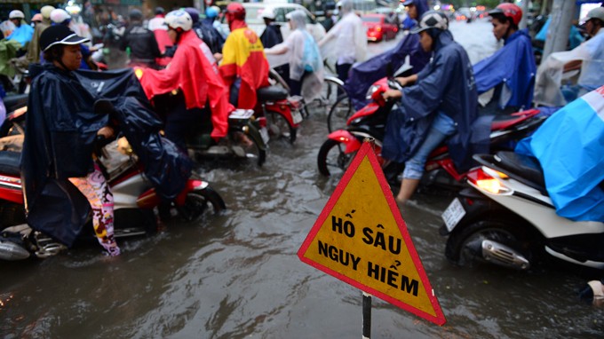 Tình trạng ngập nước vẫn diễn ra nhiều nơi tại TP.HCM, trong khi lãnh đạo Công ty Thoát nước đô thị nhận lương khủng khiến dư luận bức xúc - Ảnh: Thuận Thắng
