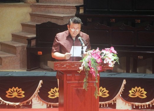 Hiệu trưởng Hoàng Minh Khánh đọc thư chúc mừng năm học mới của Chủ tịch nước Trương Tấn Sang