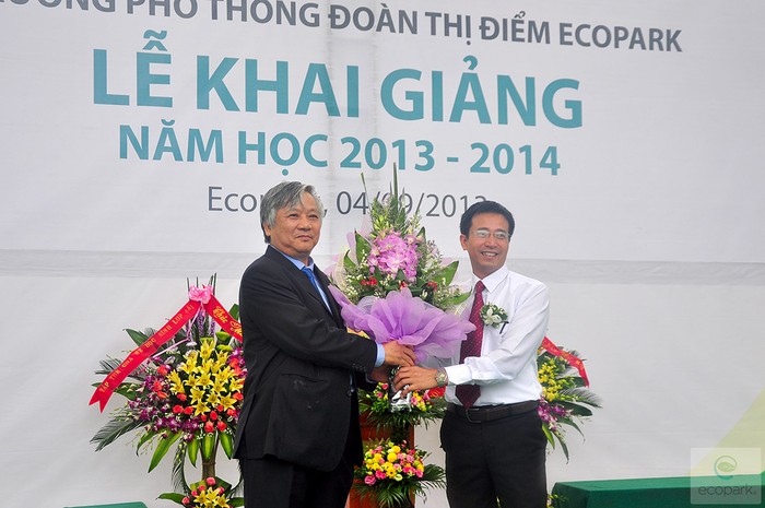 Ông Đào Ngọc Thanh – Tổng giám đốc Công ty Vihajico, đại diện chủ đầu tư, tặng hoa chúc mừng lễ khai giảng trường PT Đoàn Thị Điểm