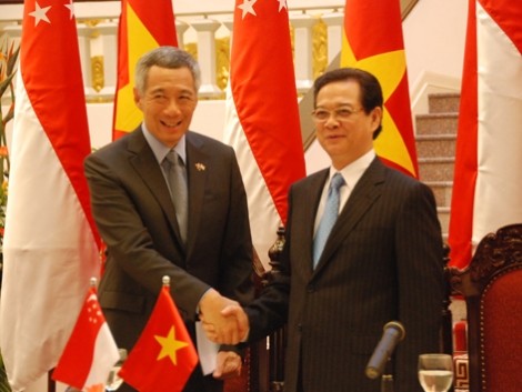 Thủ tướng Nguyễn Tấn Dũng và Thủ tướng Singapore Lý Hiển Long. Ảnh: Xuân Ba