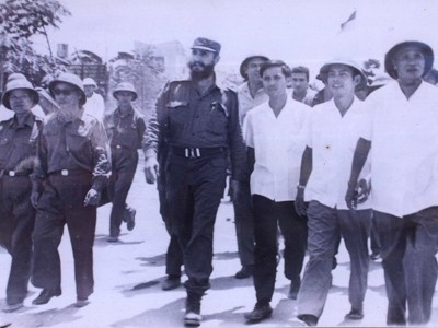 Chủ tịch Fidel Castro (giữa) cùng Thủ tướng Phạm Văn Đồng (bìa phải) thăm Quảng Trị ngày 15/9/1973. Ảnh: T.L.
