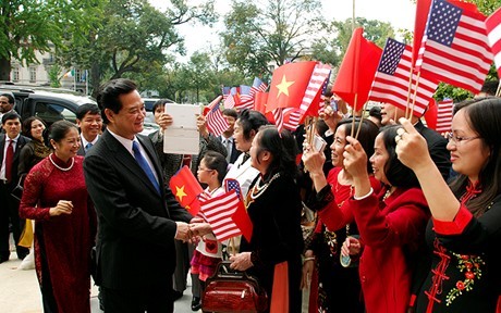 Cán bộ, nhân viên Đại sứ quán và cộng đồng người Việt tại Hoa Kỳ đón Thủ tướng Nguyễn Tấn Dũng và Phu nhân, cùng Đoàn cấp cao Việt Nam. Ảnh: VGP/Nhật Bắc