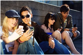 Smartphone thay đổi cuộc sống nhiều người tiêu dùng, đặc biệt là giới trẻ. Ảnh minh họa: Internet
