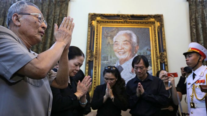 Trung tướng Đồng Sỹ Nguyên (bìa trái) đến viếng và chia buồn cùng gia đình Đại tướng Võ Nguyên Giáp - Ảnh: Việt Dũng