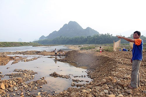 Người dân bức xúc vì từ ngày 2 đến 7.10, dù chưa cấp phép nhưng những người đào vàng đã mang máy móc cày nát bãi sông để tìm vàng mà chính quyền địa phương không ngăn chặn - Ảnh: Hoàng Trang
