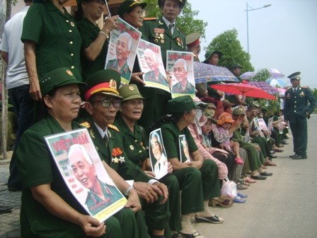 Các cựu chiến binh mang di ảnh Đại tướng trên tay với tấm lòng thành kính