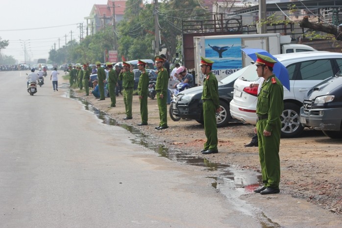 Ngay từ sáng sớm, lực lượng công an của tỉnh Quảng Bình đã túc trực trên đường vào sân bay Đồng Hới