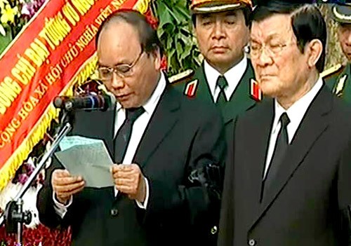 Phó Thủ tướng Nguyễn Xuân Phúc phát biểu tiễn biệt Đại tướng trước sự chứng kiến của Chủ tịch nước Trương Tấn Sang, các lãnh đạo cấp cao của Đảng, Nhà nước, Quốc hội cùng gia quyến và hàng trăm nghìn người dân.