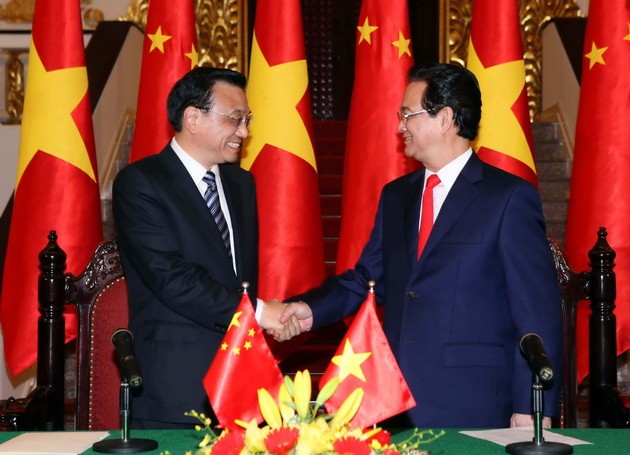Thủ tướng Nguyễn Tấn Dũng và Thủ tướng Trung Quốc Lý Khắc Cường gặp gỡ báo chí sau khi hội đàm. (Ảnh: Doãn Tấn/TTXVN)