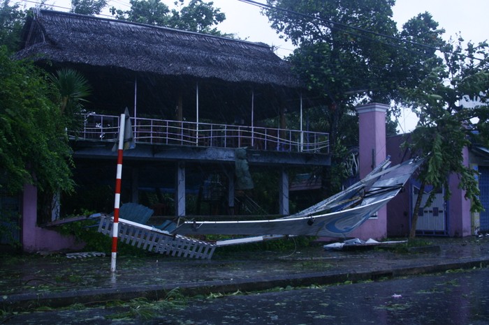 Nhiều nhà cửa, hàng quán bị sập, hư hại nặng.