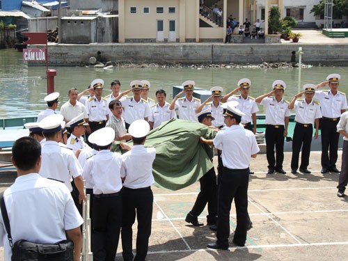 Cán bộ, chiến sĩ hải quân xúc động đón người đồng đội quên mình vì nhiệm vụ