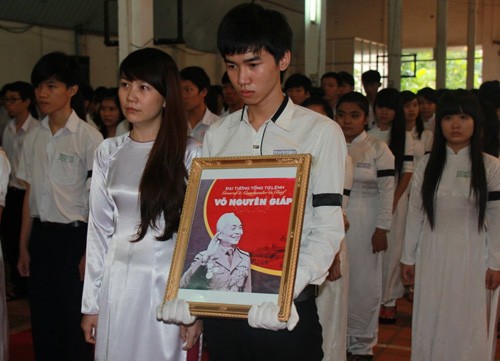Học sinh Trường THCS-THPT Phạm Ngũ Lão, Q. Gò Vấp, TP.HCM đeo băng tang tưởng niệm Đại tướng - Ảnh: Minh Luân