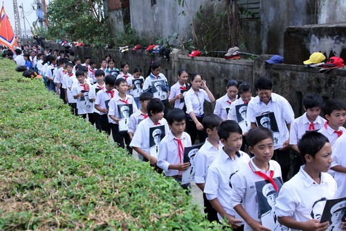 Hàng ngàn học sinh ở Lệ Thủy, Quảng Bình đến viếng Đại tướng tại quê nhà - Ảnh Độc Lập