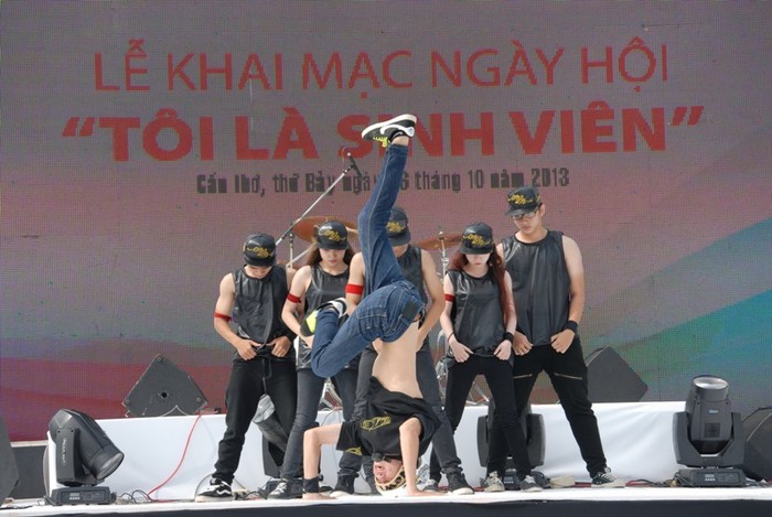 Màn trình diễn hip hop đoạt giải nhất cuộc thi tìm kiếm tài năng sinh viên.