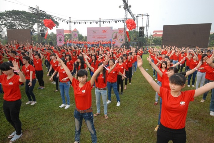 Mới 7h sáng, sân vận động Quân khu 9 đã rực một màu đỏ, sôi động trong màn trình diễn flashmob của hơn 1.000 sinh viên Cần Thơ.