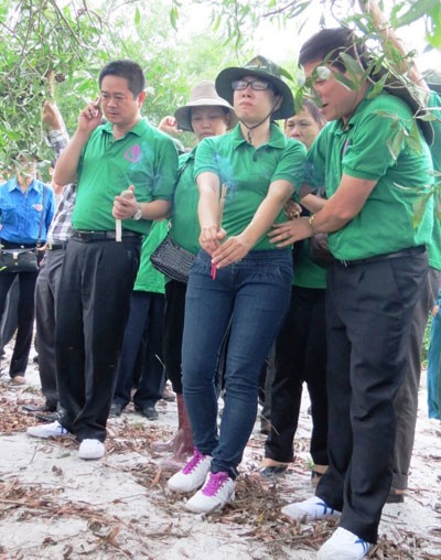 Các nhân viên NH CSXH kè người "nhập vong" để tìm kiếm HCLS tại Quảng Trị ngày 25.7