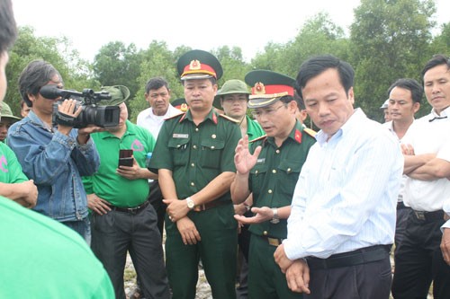 Đại tá Trần Minh Thanh (giữa, người mặc quân phục, khoanh tay), Chính ủy BCHQS tỉnh Quảng Trị, giám sát cuộc tìm kiếm quy tập và khẳng định đây là một vụ dàn dựng hiện trường