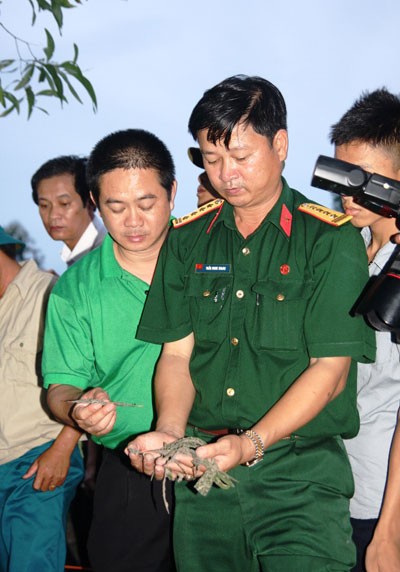 Các nhân viên NH CSXH kè người "nhập vong" để tìm kiếm HCLS tại Quảng Trị ngày 25.7