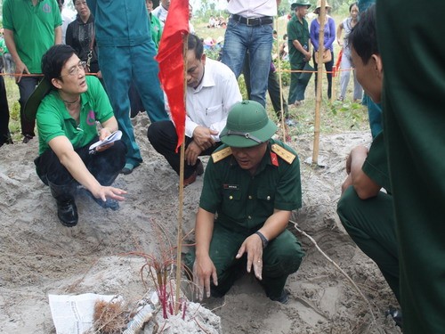 Bộ chỉ huy quân sự tỉnh Quảng Trị đã tiến hành đối chứng, kiểm tra việc quy tập hài cốt liệt sĩ mà "cậu Thủy" và một ngân hàng thực hiện trên địa bàn tỉnh Quảng Trị hôm 25.7...