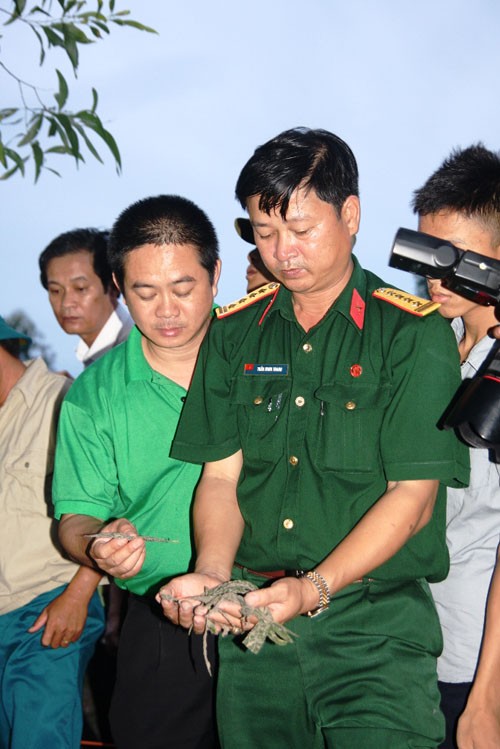 Nhiều dấu vết khả nghi đã bị Bộ Chỉ huy quân sự tỉnh Quảng Trị phát hiện khi “cậu Thủy” bốc mộ tại Gio Mai - Ảnh: Bình Thanh