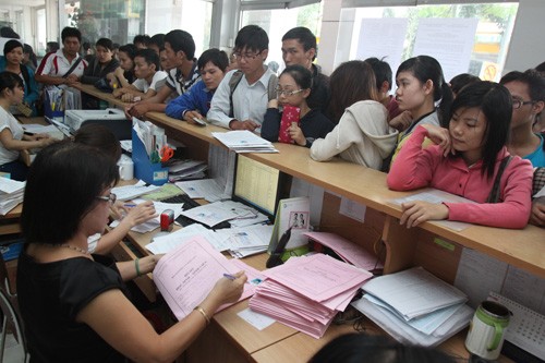 Rất đông sinh viên nộp hồ sơ học TCCN tại Trường ĐH Công nghiệp TP.HCM - Ảnh: Đào Ngọc Thạch