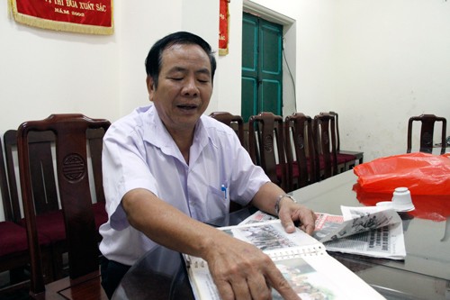 Ông Nguyễn Trọng Dư đang kể lại câu chuyện tìm kiếm hài cốt đồng đội cùng với nhà ngoại cảm Phan Thị Bích Hằng