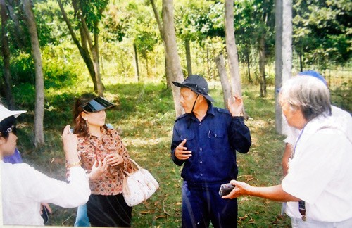 Nhà ngoại cảm Phan Thị Bích Hằng cùng ông Nguyễn Văn Cao (áo xanh), Đội phó Đội K92 đang bàn bạc trước khi tìm kiếm hài cốt liệt sĩ