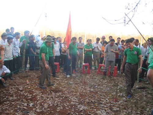 Thúy (thứ hai từ phải sang, tay để trước ngực) cùng một số cán bộ Ngân hàng Chính sách xã hội đang làm lễ tìm hài cốt liệt sĩ vào sáng 29-1, tại thị xã Bình Long, tỉnh Bình Phước.