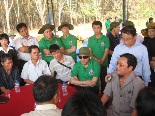 Thúy (ngồi giữa) thắp nhanh khấn vái trước khi "tìm hài cốt liệt sĩ" tại thị xã Bình Long ngày 29-1. Ảnh: Tân Tiến