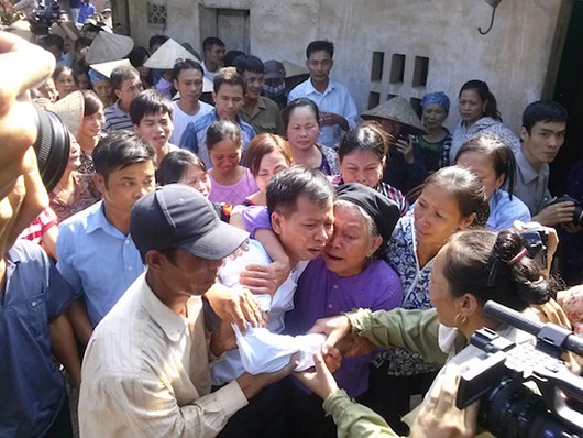 Ông Nguyễn Thanh Chấn trở về nhà sau 10 năm chịu án oan