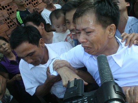 Ông Chấn khóc ngất khi trở về nhà sau 10 năm ở tù.