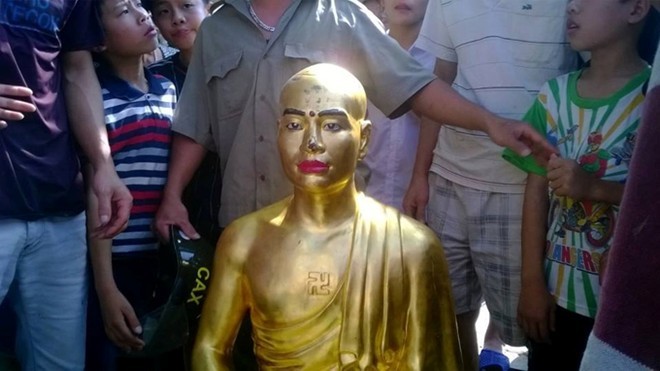 Bức tượng mới được người dân Chàng Sơn di dời khỏi chùa.
