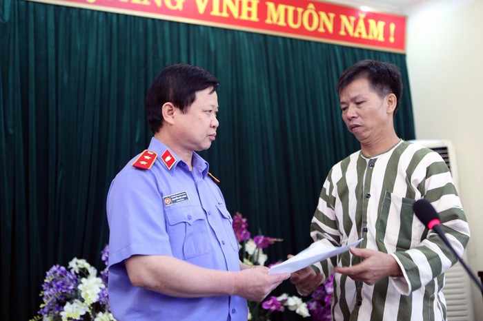 Đại diện Viện Kiểm sát Nhân dân Tối cao trao quyết định tạm hoãn thi hành án cho ông Nguyễn Thanh Chấn